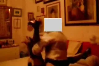 الكلبة ذات الشعر الأسود تمارس الجنس مع زوج أم موشوم قصص سكس عربي صور في حضنها