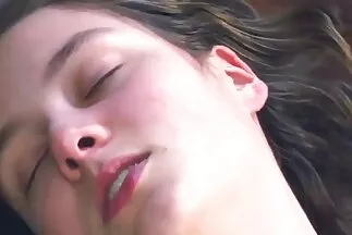 امرأة سمراء في صورسكس عرابي الجسم مثقلة الرجل مغرور بوسها