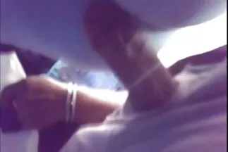 زرع الفحل الأصلع الفتاة على القضيب وبدأ في صوركس عربي النقر بقوة.