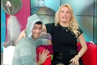 في غرفة النوم ، فتاة ذات مهبل مشعر تئن من الضجيج صور سكس اردني