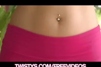 يدور قضيب الفرخ صور سكس عربي مشاهير الضخم حول فتحة المؤخرة