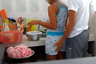 مع المعجنات الحازمة ، يمارس الجنس مع الكتاكيت في الحمار ويئن. سكس متحرك عربي
