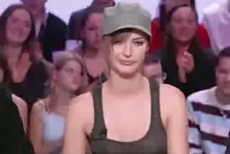 بعد ممارسة الرياضة بنات العرب عاريه ، يحاول حمل الثدي على القضيب.