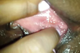 رجل معقد يهز صور كساس عربيه فتاة من خلال سرواله البظر.