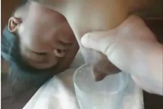 امرأة سمراء لطيفة تعمل كغطاء صورسكس عرابي للرأس وترضي صديقها