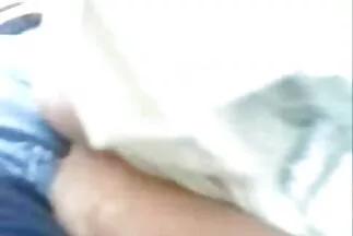 يفحص صور كسي عربي فتحة الشرج ويضعها على القضيب.