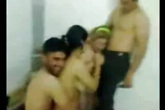 السحاقية الجميلة نسوانجي صور عربي كانت لها يد عميقة في فتحة الشرج.