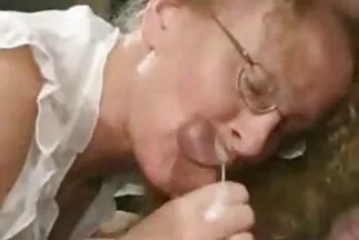 الفتاة تقفز بسرعة عرض صور سكس عربي على قضيب سميك