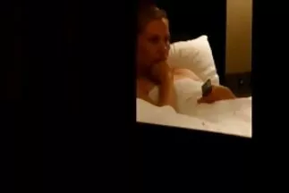 جلس الشاب صور سيكس عربي proshmandovka المدبوغ على قضيب مطاطي.