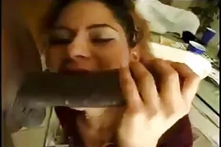 فتاة اجمل صور سكس عربي مفلس مع هزاز مسترخية على أريكة جلدية