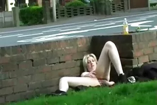 رجل متمرس ، بكل القواعد ، يمارس الجنس مع صورسكس عراب شقراء في المؤخرة.