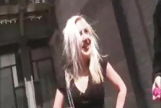 رجل يرتدي نظارة طبية بصدر صوركس عربي مشعر يضرب شقراء