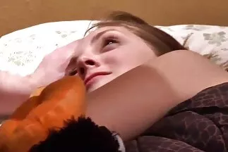 طالب ياباني محرج يحصل على اطياز بنات عربيه handjob مع الهزاز.