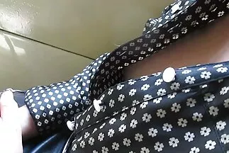 الأميرة ذات الشعر الأسود طياز عرب تبتلع فجلًا كثيفًا في حلقها