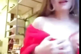 على الأريكة سكس اجنبي وعربي صور وعلى الأرض ، امرأة شابة نحيفة تمارس الجنس مع رجل