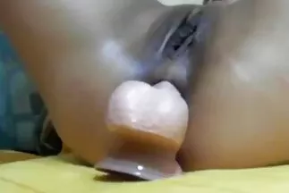امرأة ترتدي قبعة سوداء تضغط قضيبها بين صور سكس عرب نار ثديها