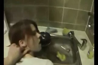 أنثى رشيقة ذات تمثال نصفي مرن صوررسكس عربي تعطي الرجل بنشاط