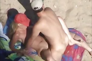 دهن القضيب بالزيت افلام وصور سكس عربي وضاجع الفتاة في مؤخرتها.