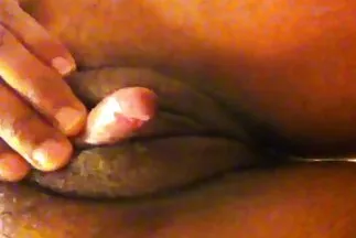 تدخل الكلبة المجعدة أصابعها في عرض صور سكس عربي الغطاء
