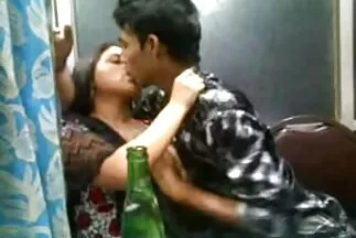 أقنع الفتاة صور سيكس عربي بعدم الانهيار وبدأ يمارس الجنس مع مؤخرتها بحماس.